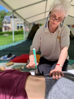 applying moxibustion to the hara